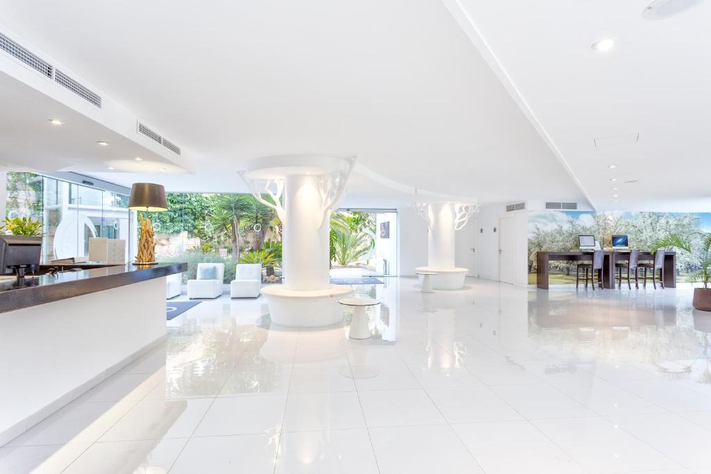 FERGUS Style Cala Blanca Suites — Hotel building in Santa Ponca, Balearic Islands
