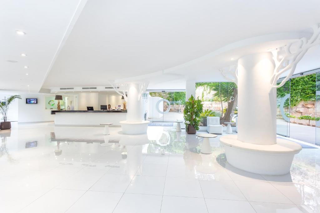 FERGUS Style Cala Blanca Suites — Hotel building in Santa Ponca, Balearic Islands