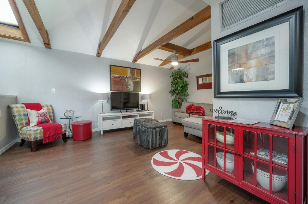 Lofty AF Hip Hideaway, Tampa