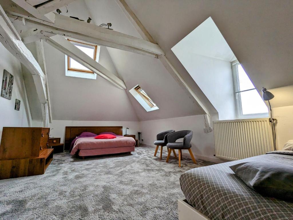 Chambre spacieuse pour 4 pers. avec SDB privée et PDJ inclus à Châteauroux - FR-1-591-388, Châteauroux