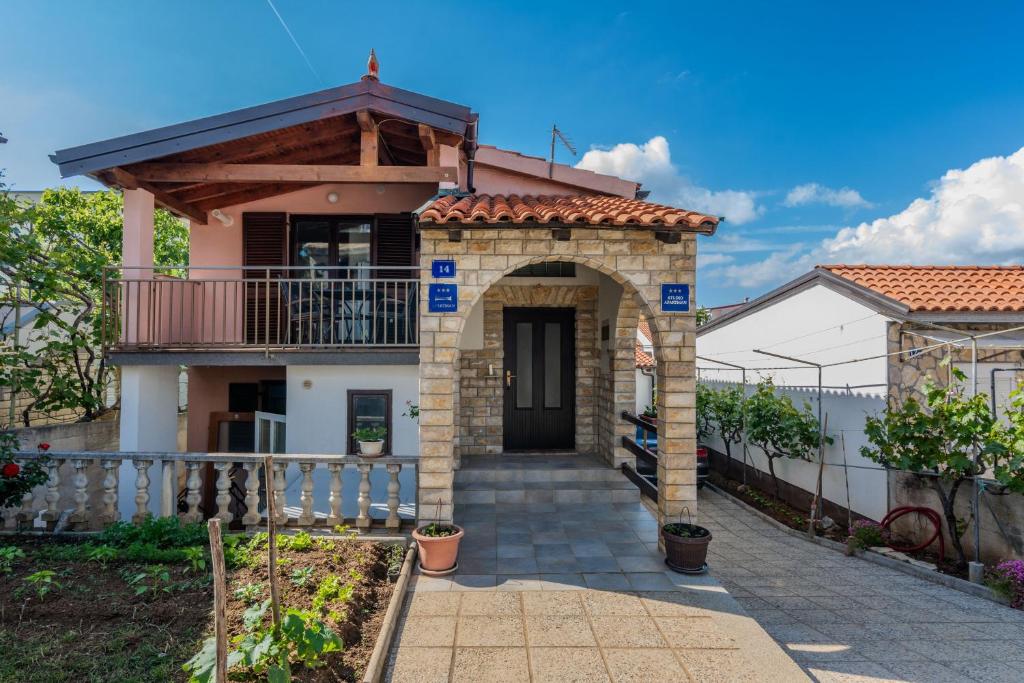 Apartments with parking space Vir - 23111, Vir