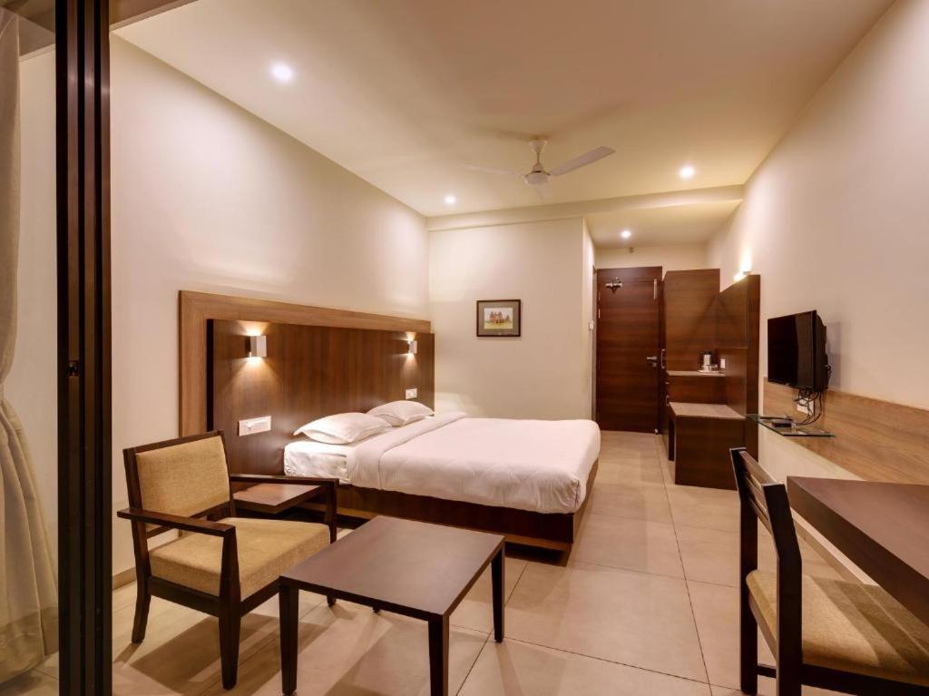 Hotel Classic Mid Town Kolhapur 전경