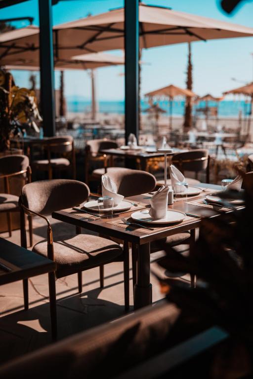 Royal-G Deluxe Hotel — Restaurant & bars in Golem, Tirane