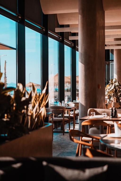 Royal-G Deluxe Hotel — Restaurant & bars in Golem, Tirane