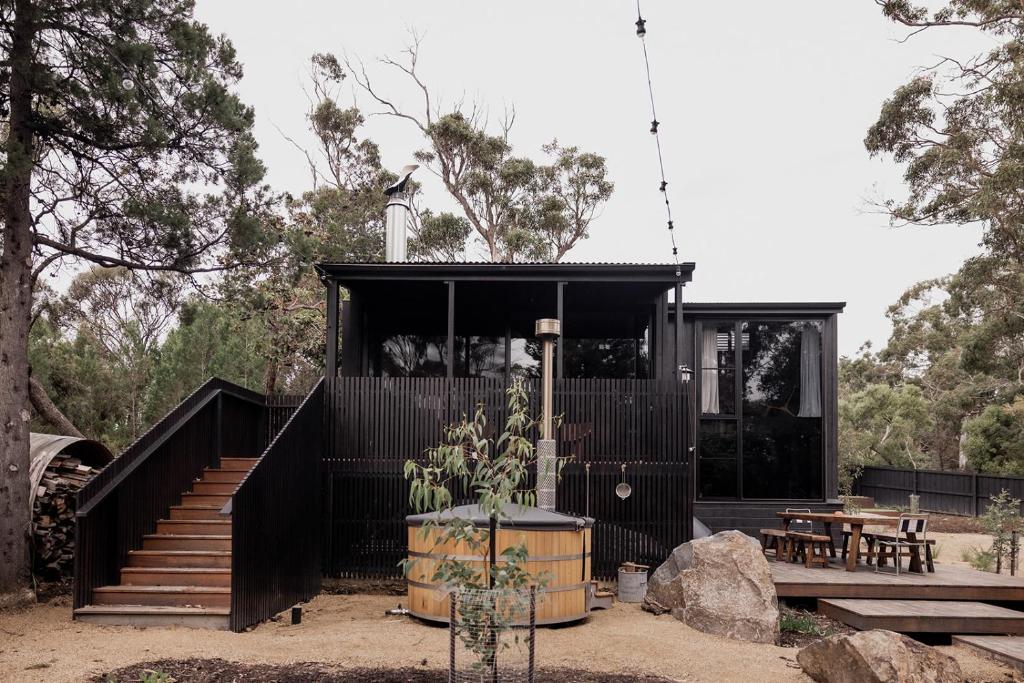 'Sisters=' - Cliff top cabin with hot tub, Spring Beach