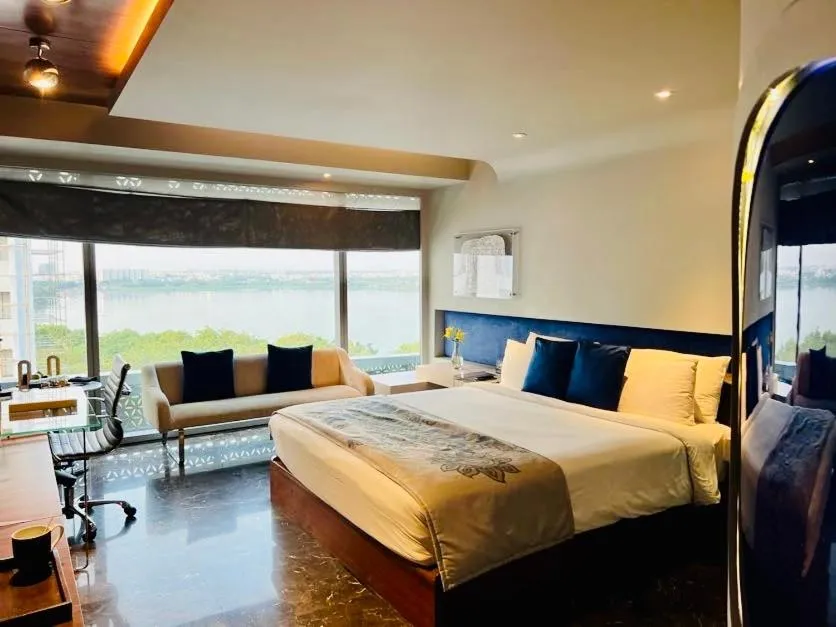 The Park Hyderabad, Banjara Hills near Hussain Sagar Lake，位于海得拉巴的酒店