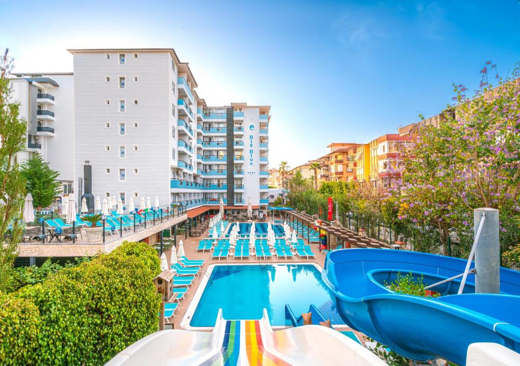 Club Big Blue Suit Hotel - All Inclusive Plus — Swimming pool in Alanya