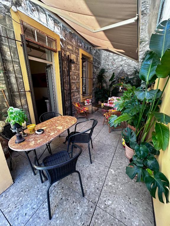 Grand appartement port de Nice, Nice
