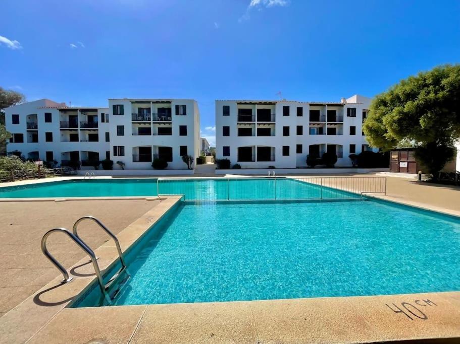 Xaloc , apartamento con piscina y junto la playa, Arenal d'en Castell