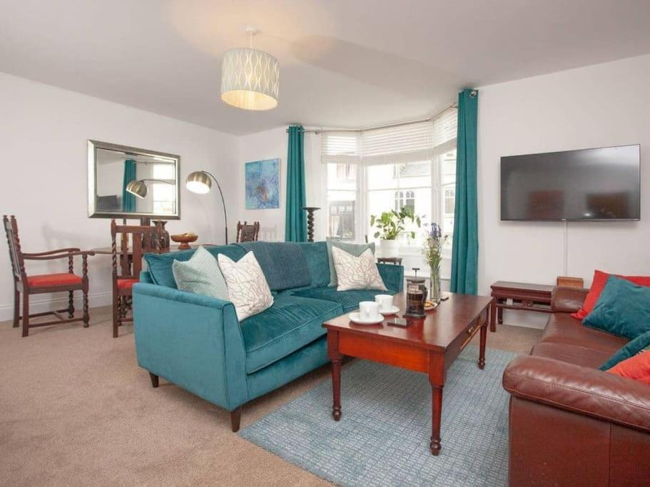 2 Central, spacious, apartment with private patio, Sidmouth