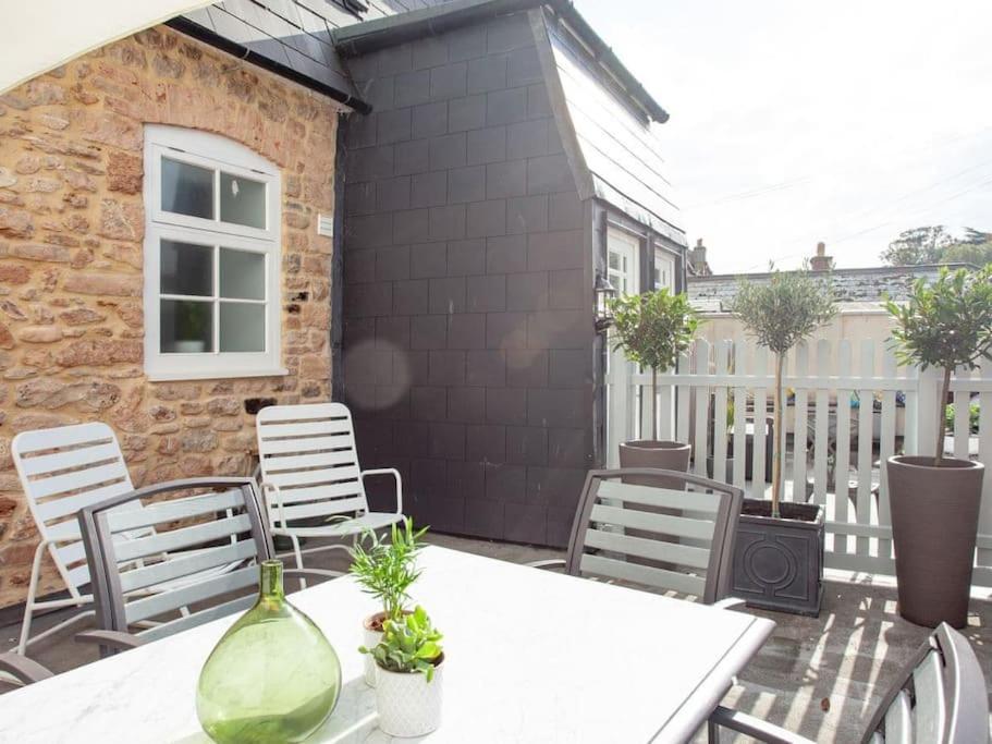 2 Central, Sidmouth (Spacious Apartment with Private Patio) photo 7