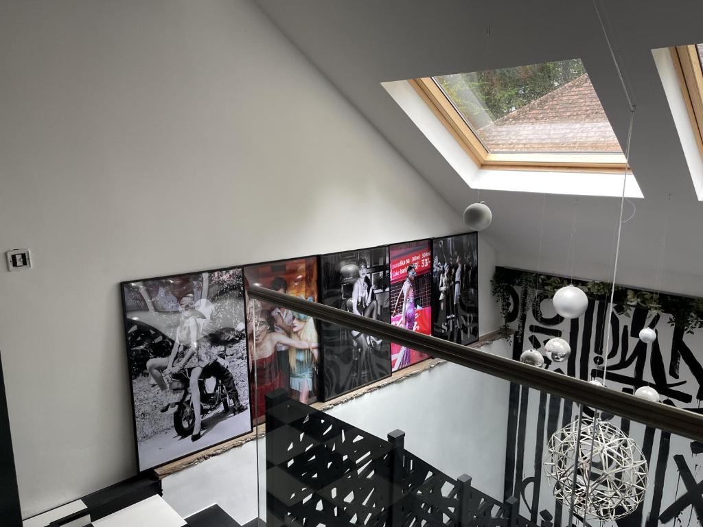 Artsy Retreat - Sleeps 6 Free Parking & Balcony, Caterham