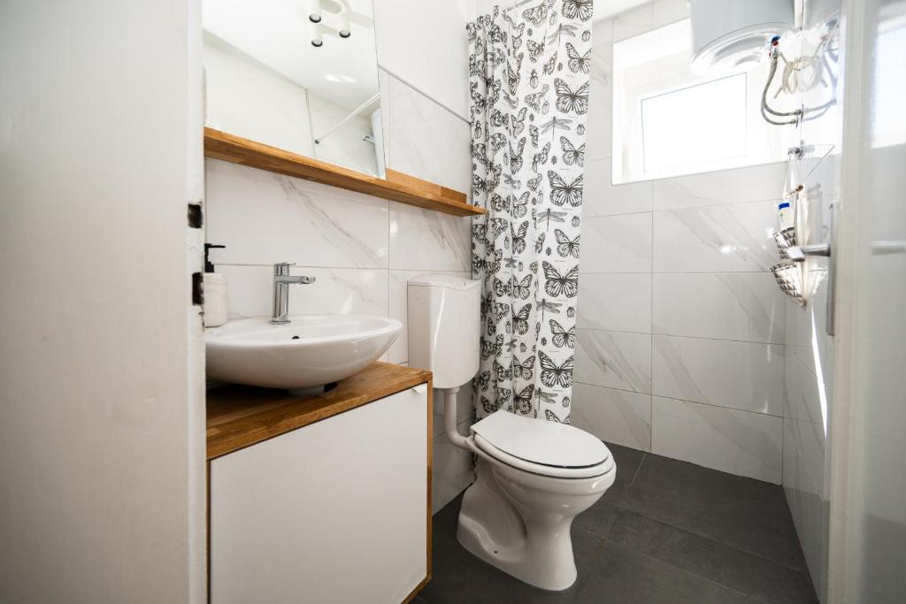 Cozy 1BDR Apartment in Center - 4