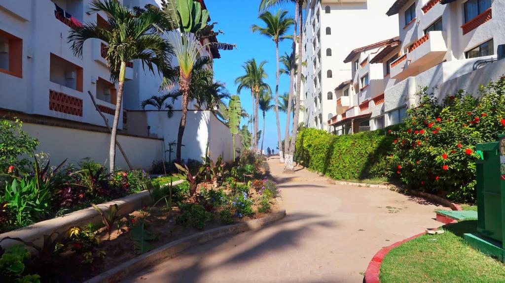 2BR condo in excellent location next to the beach - 4