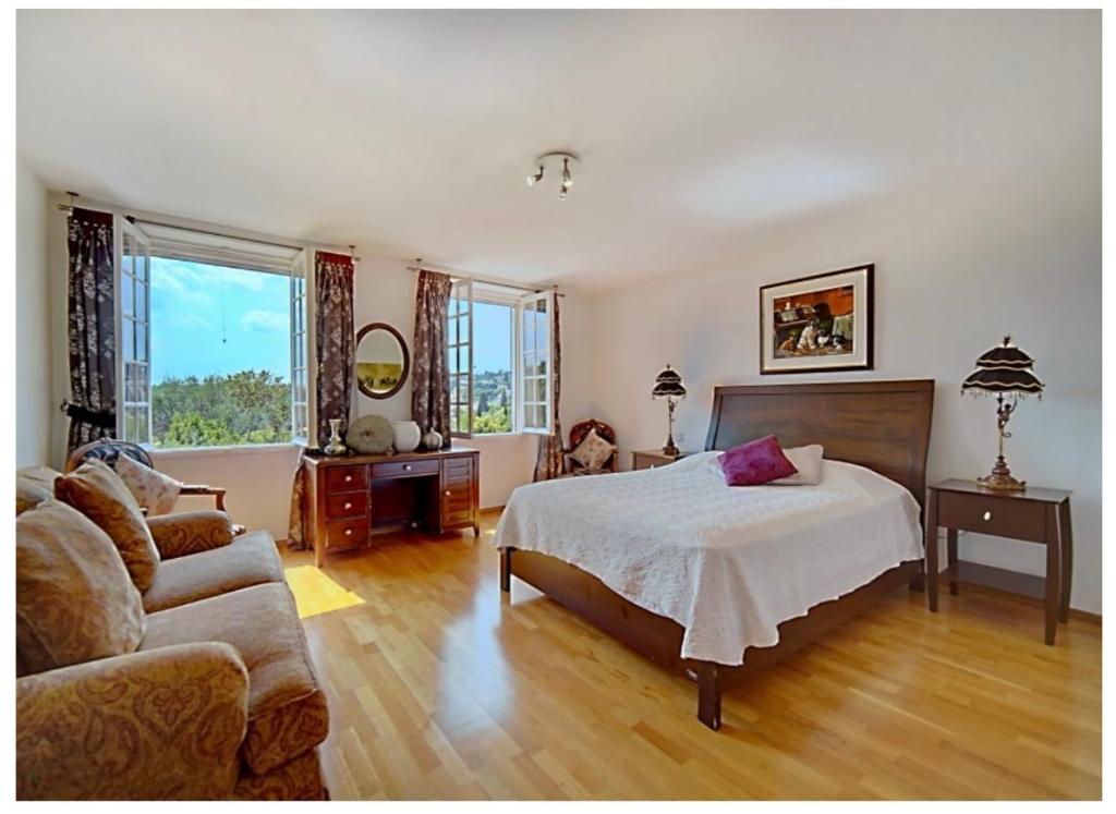 Olive tree garden villa with heated swimming pool and jacuzzi - 4