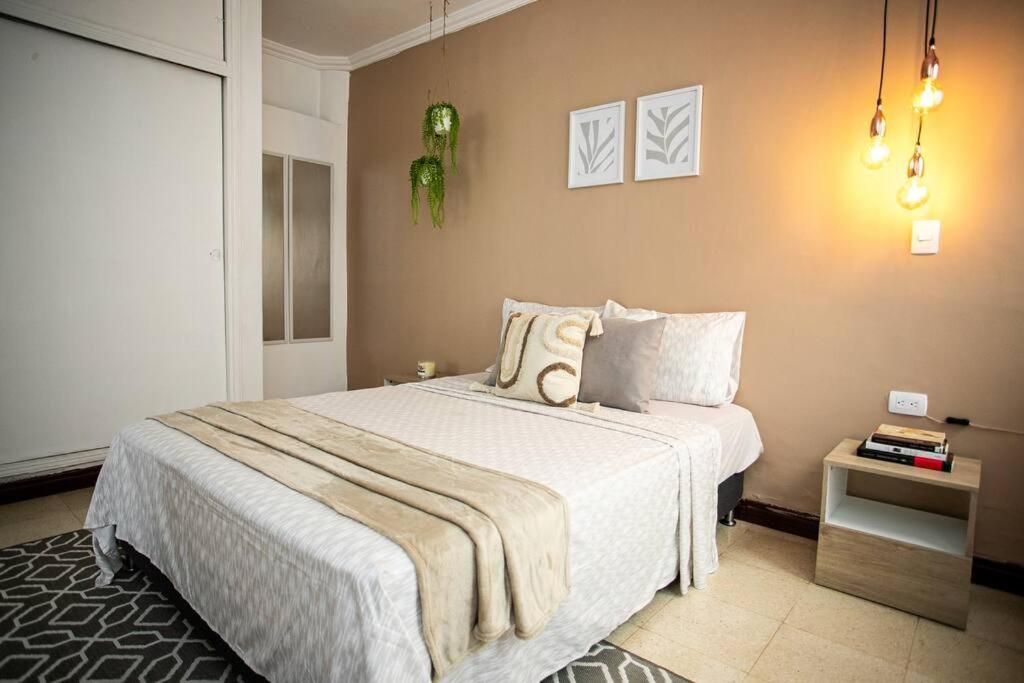 Hermoso apartaestudio - Laureles - 1