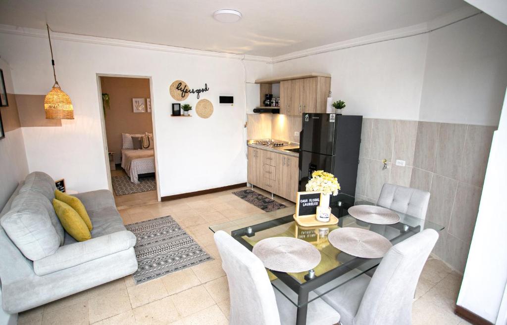 Hermoso apartaestudio - Laureles - 4