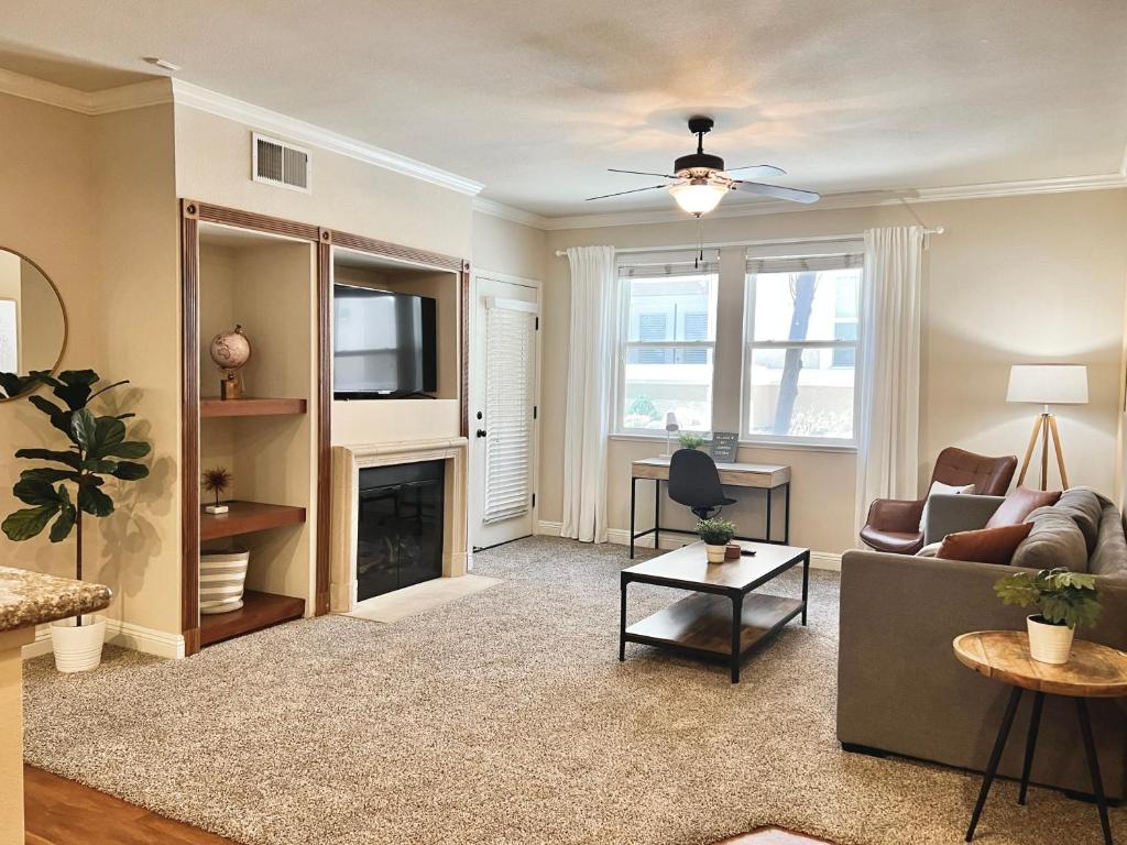 Relaxing 2-BR Apt with Pool Hot Tub Gym and Basketball Court Access, Reno
