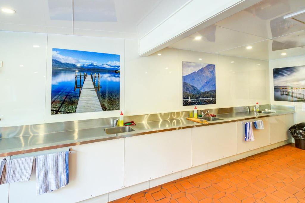 Kitchen, Te Anau Lakeview Holiday Park & Motels in Te Anau
