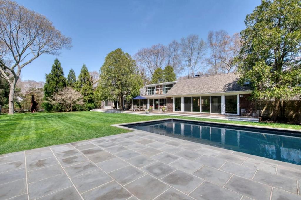 Spacious 5-BR 4-Bath Pool in East Hamptons, East Hampton
