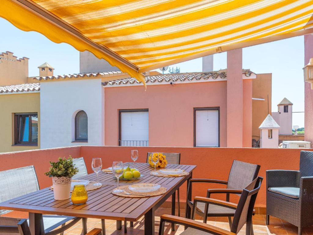 Apartamento con Terraza Grande y Piscina Cerca de la Playa - HISP-288-55 - 1