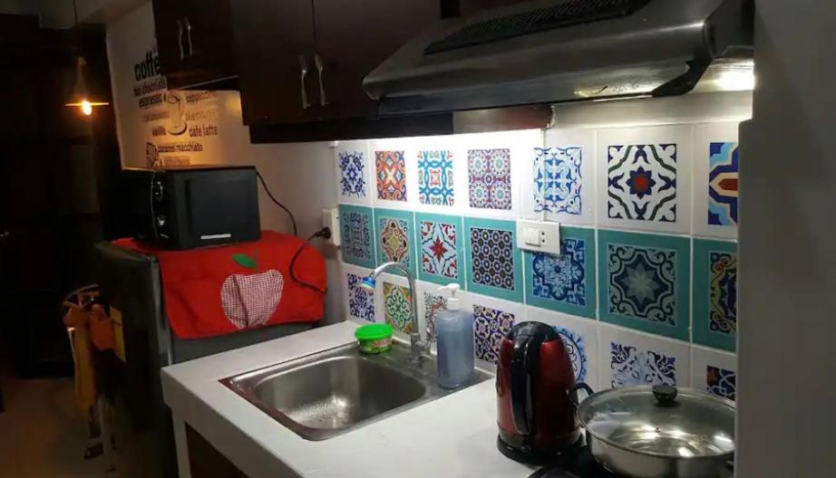 Rsquared Condo, Manille
