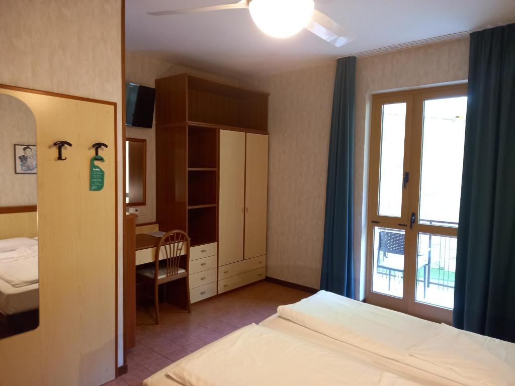 Hotel Florida — Hotel rooms in Limone sul Garda, Lombardy