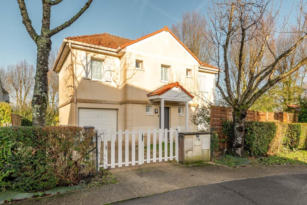 Lake House 4 Bedroomed near Disneyland Paris - 2