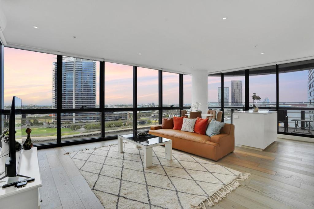 Breathtaking Views Over The Water- Spacious 2B2B1C, Melbourne