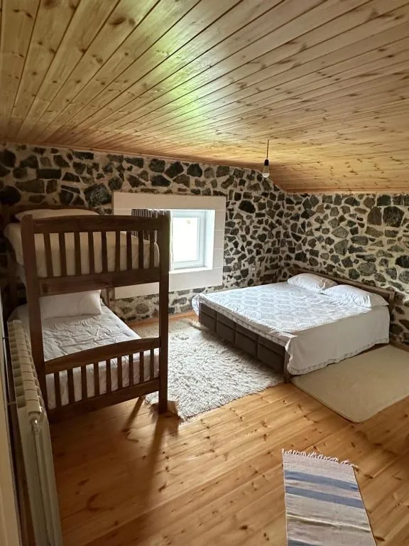 3 VELLEZERIT DOCI GUEST HOUSE, hotel in Fushë-Lurë
