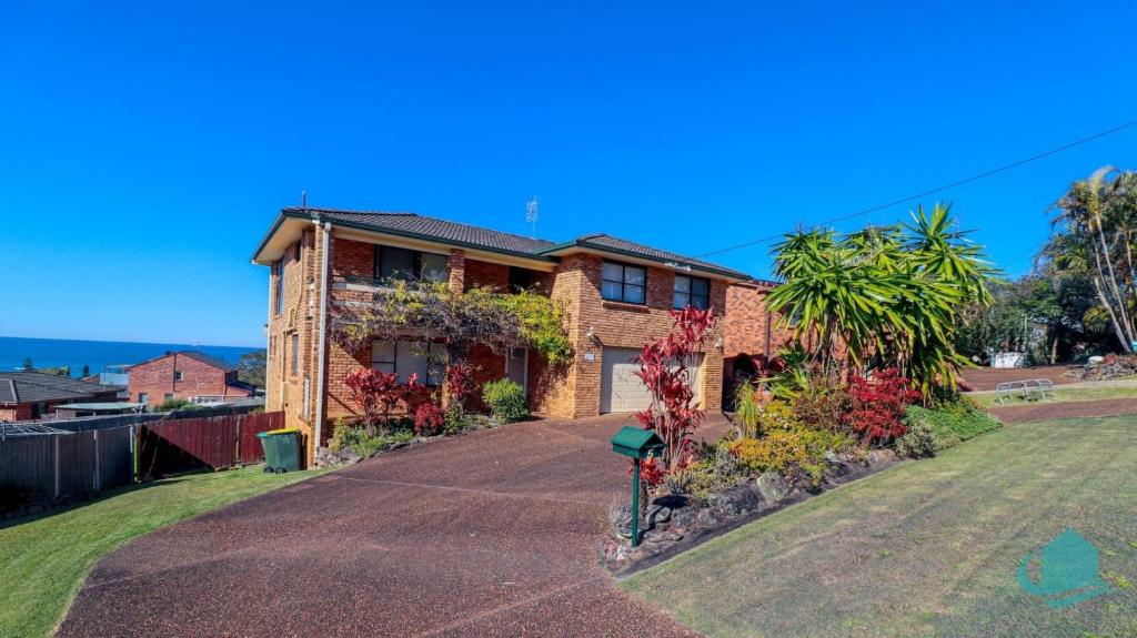 Waves at Caves, Caves Beach