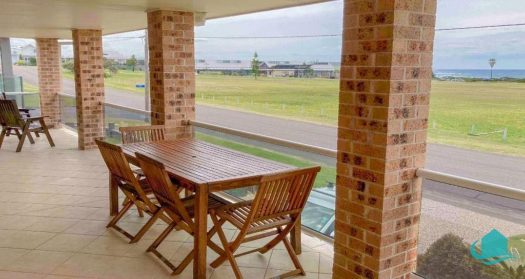 Sea Sounds, Caves Beach