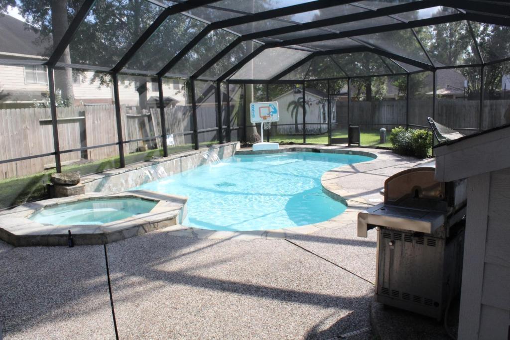 Private spacious king bed pool enclosure, Houston