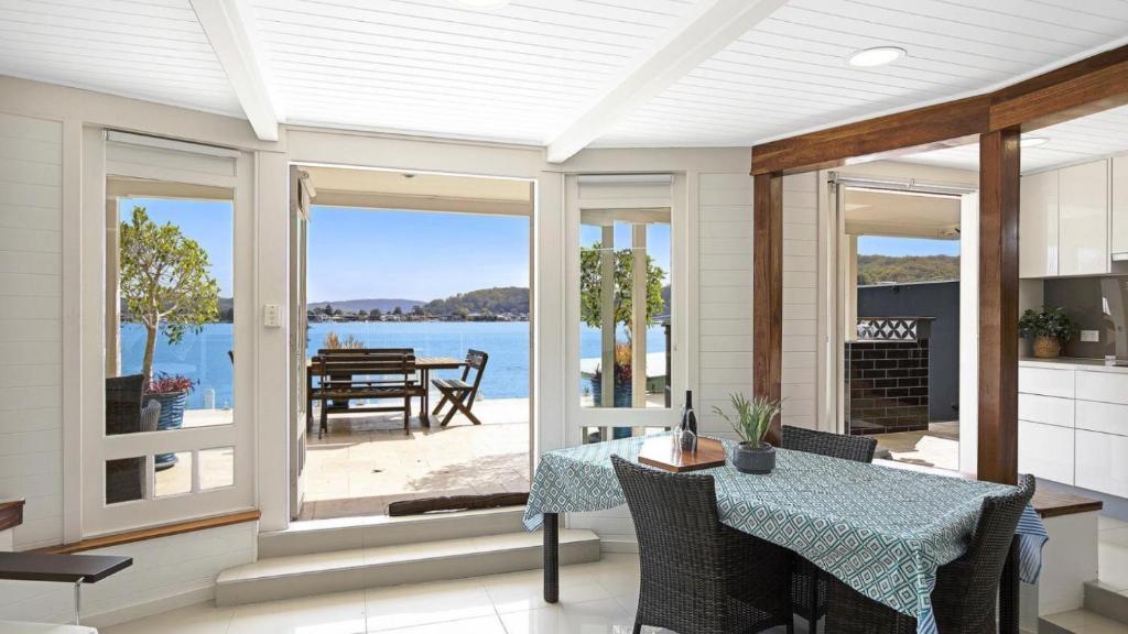 'Waterfront Studio' by HolidayCo, Blackwall