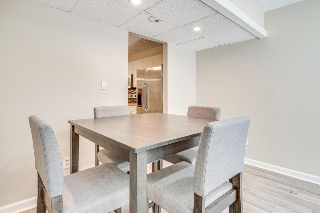 Welcoming Townhome half Mi to Downtown Smyrna