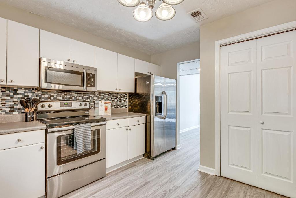 Welcoming Townhome half Mi to Downtown Smyrna