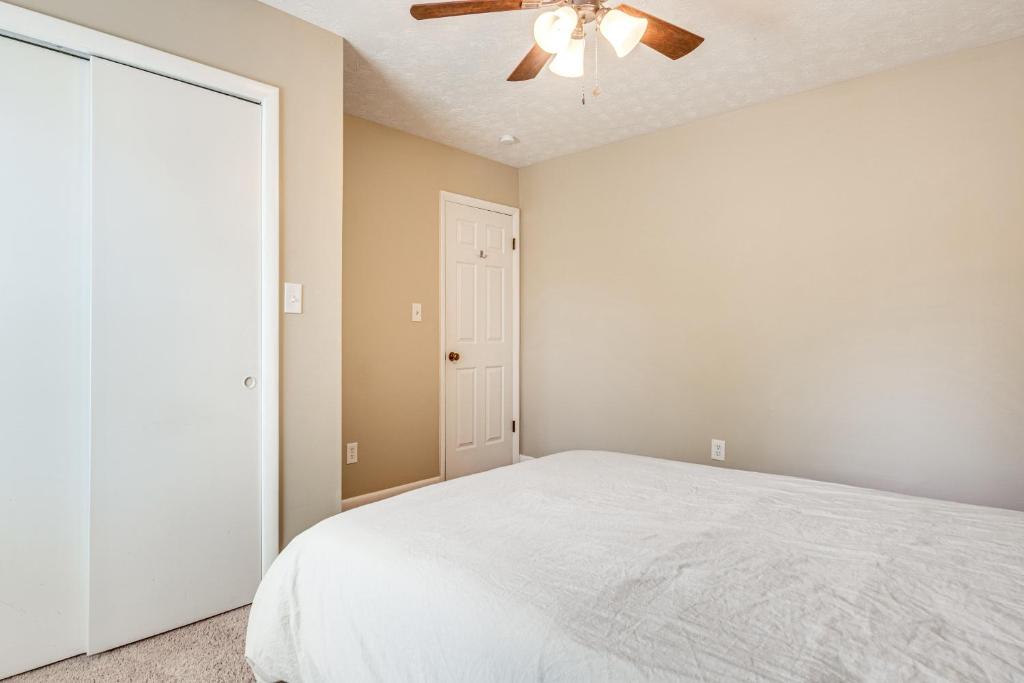 Welcoming Townhome half Mi to Downtown Smyrna