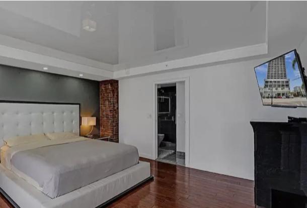 Apartment 14h, Hollywood