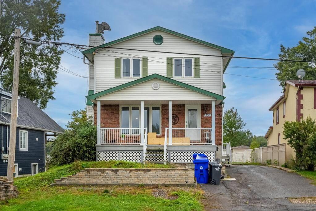 Riviera Escape on Waterfront with Hot Tub, Gatineau