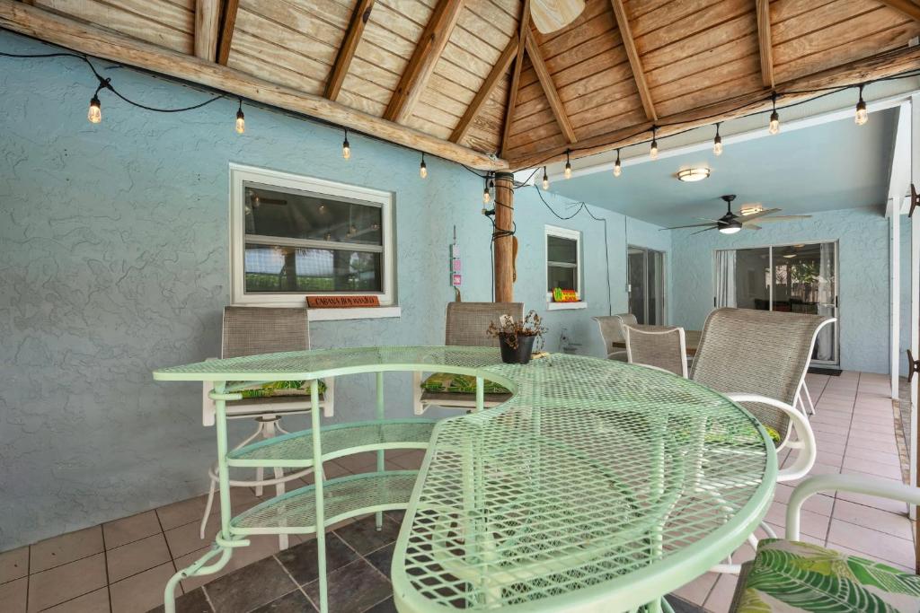 Salt Water Heated Pool Home with a Tiki Bar a Garage Game Room and 4 Bikes 전경