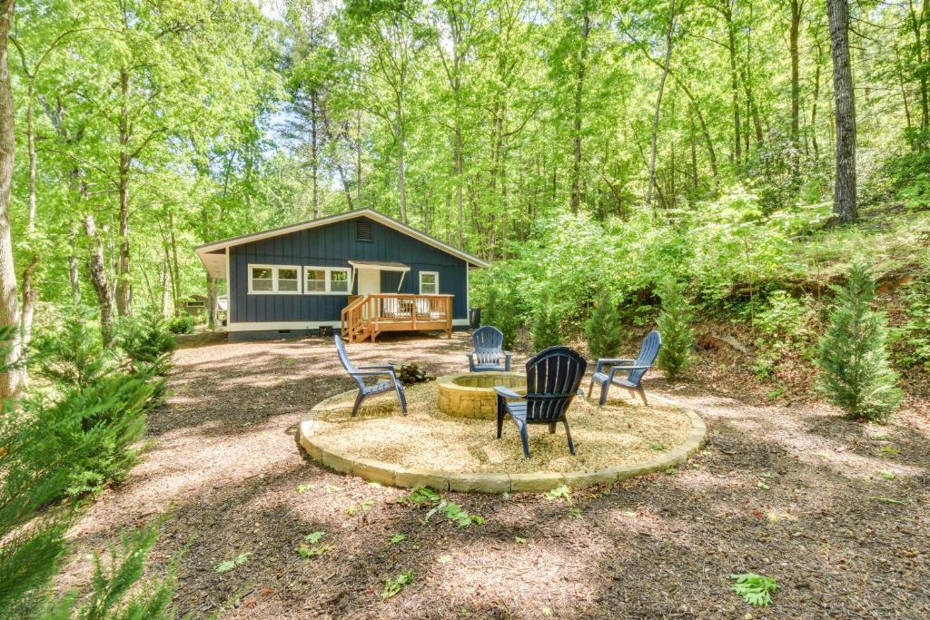 Mountain Escape with Gas Grill Near Lake Burton!, Batesville