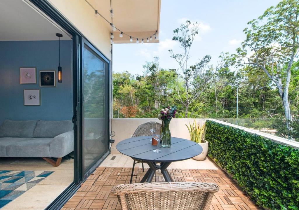 Modern chic 1 bedroom apt w/ rooftop infinity pool - 2