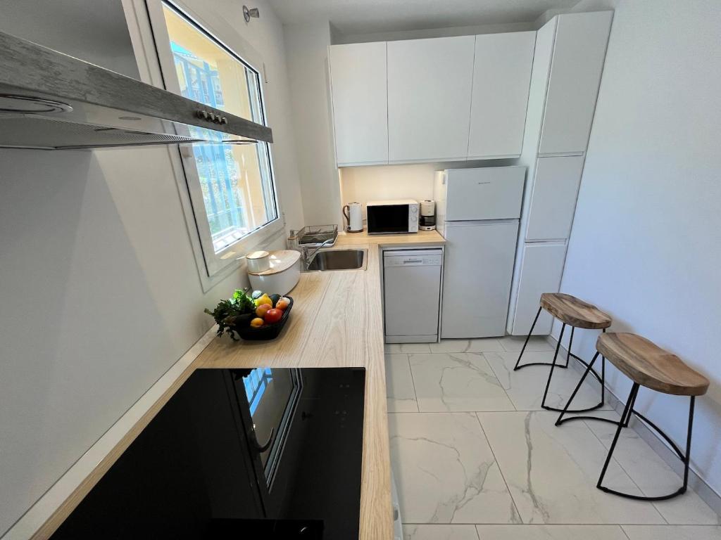 2 bedroom apartment walking distance to the beach - 4