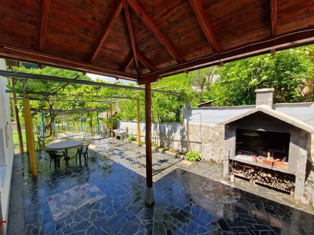 "BIJELA" Apartments with AC, outdoor fireplace and terrace，位于Glogošnica的酒店