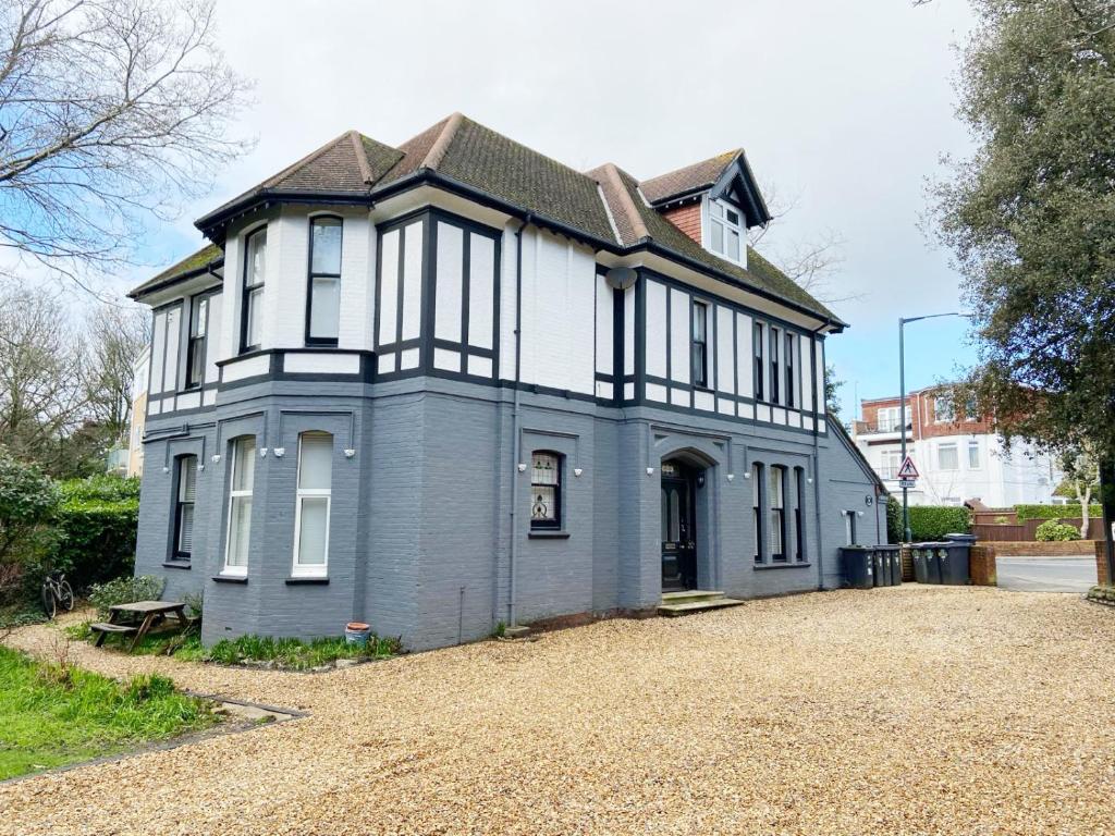 Spacious 3-Bed Coastal Stay Sleeps 6 Parking Groups Welcome photo 6