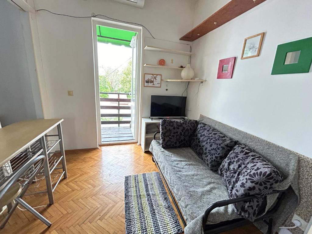 Аппарат рядом с Храмом Святого Саввы - 1