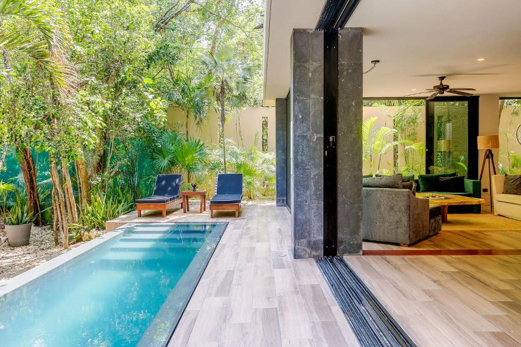 Luxurious Oasis Jacuzzi with Art Gallery and Pool - 2