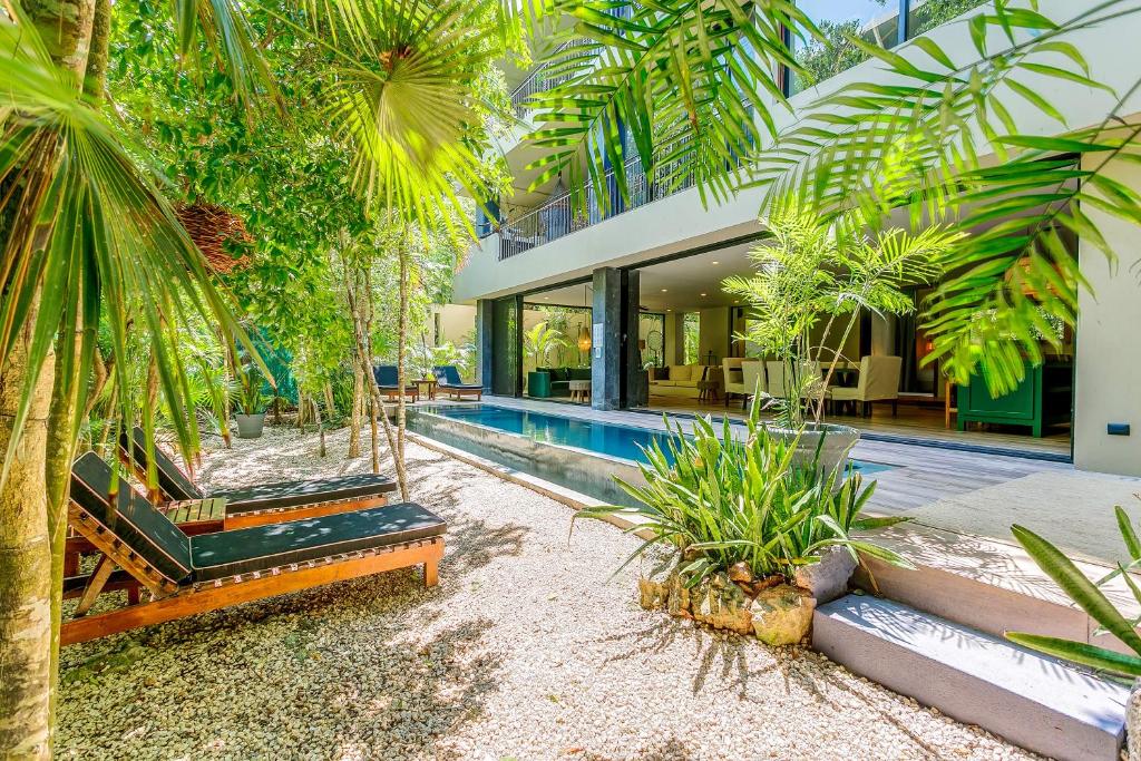 Luxurious Oasis Jacuzzi with Art Gallery and Pool - 3