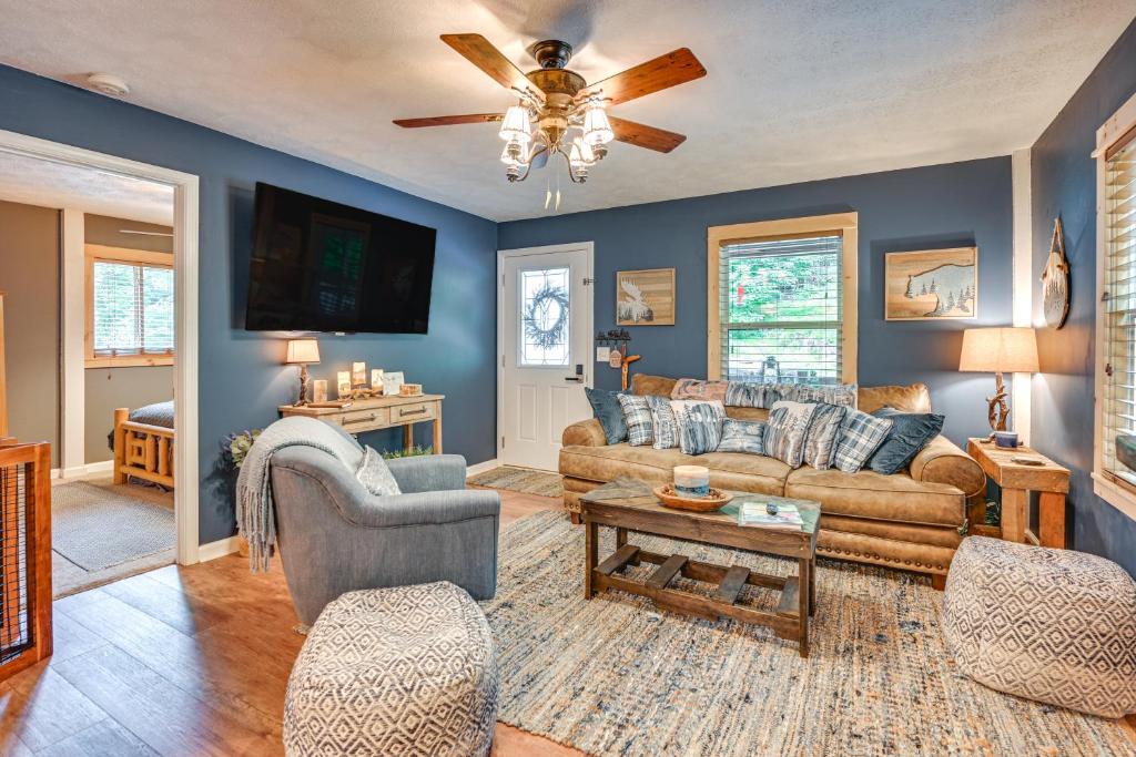 Murray Cabin with Hot Tub Walk to Kentucky Lake!, Murray