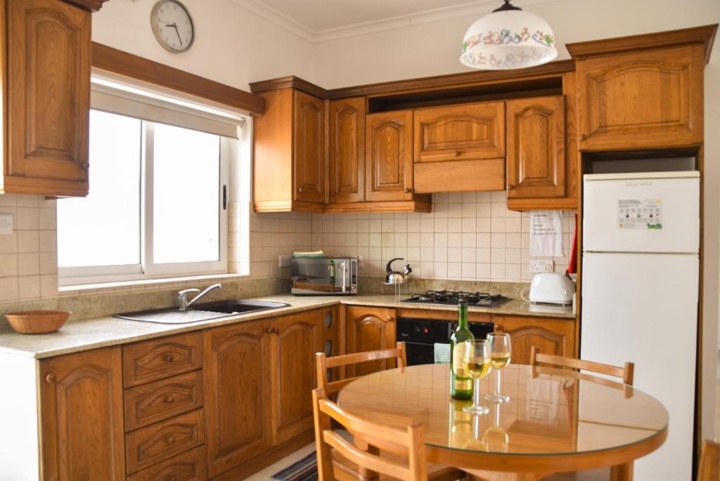 Cosy, Spacious & Sunlit 2BR Penthouse - Close to Bugibba Square & Seafront, St Paul's Bay